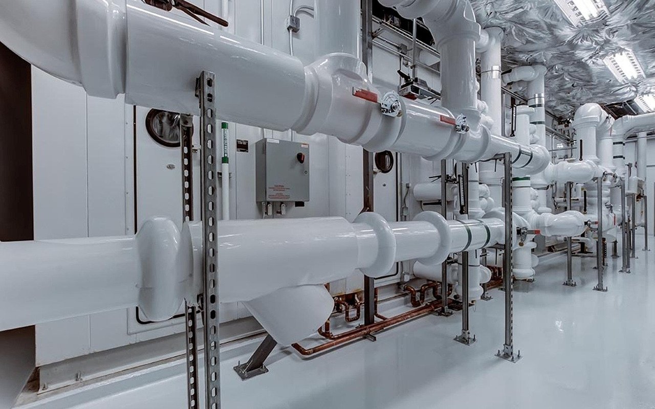Isolierte Kälteleitungen einer Industrieanlage