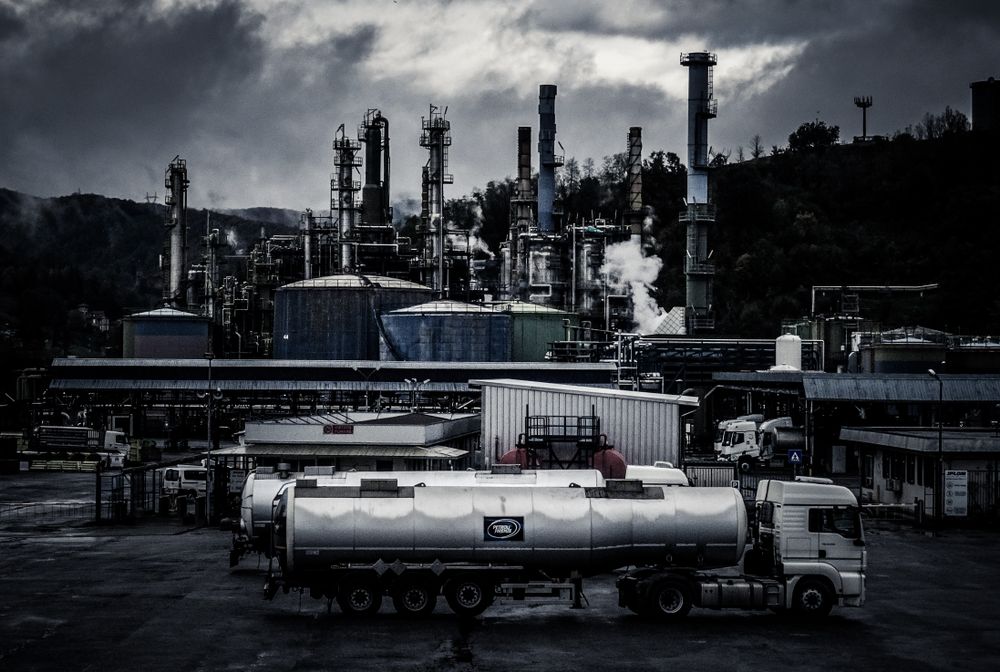 Industrieanlage mit Tankfahrzeugen — Symbolbild
